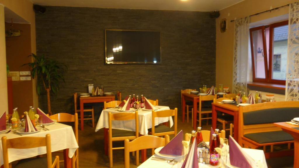 Hotel Koruna Rožnov pod Radhoštěm Екстериор снимка